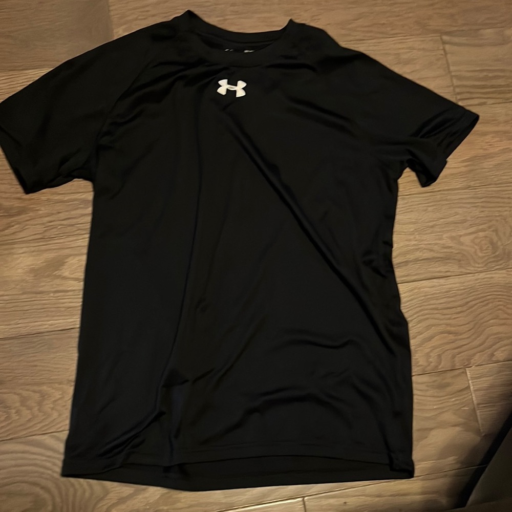 Mens black UnderArmour heat gear loose shirt-small